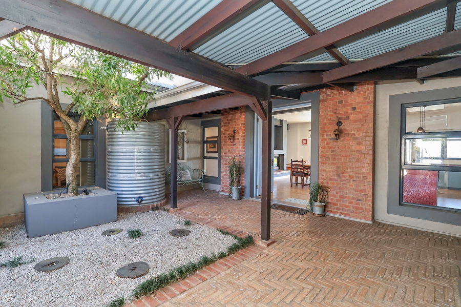 5 Bedroom Property for Sale in The Coves North West